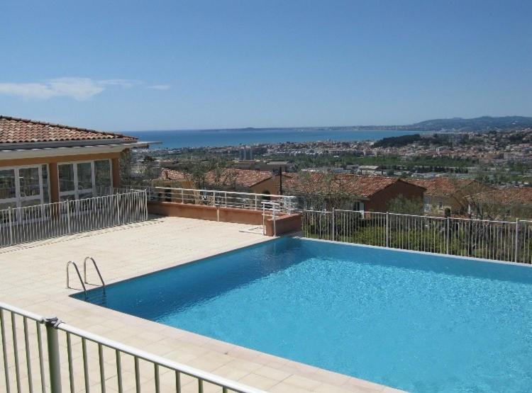 Dolce T2 Avec Clim, Piscine, Terrasse Et Garage *