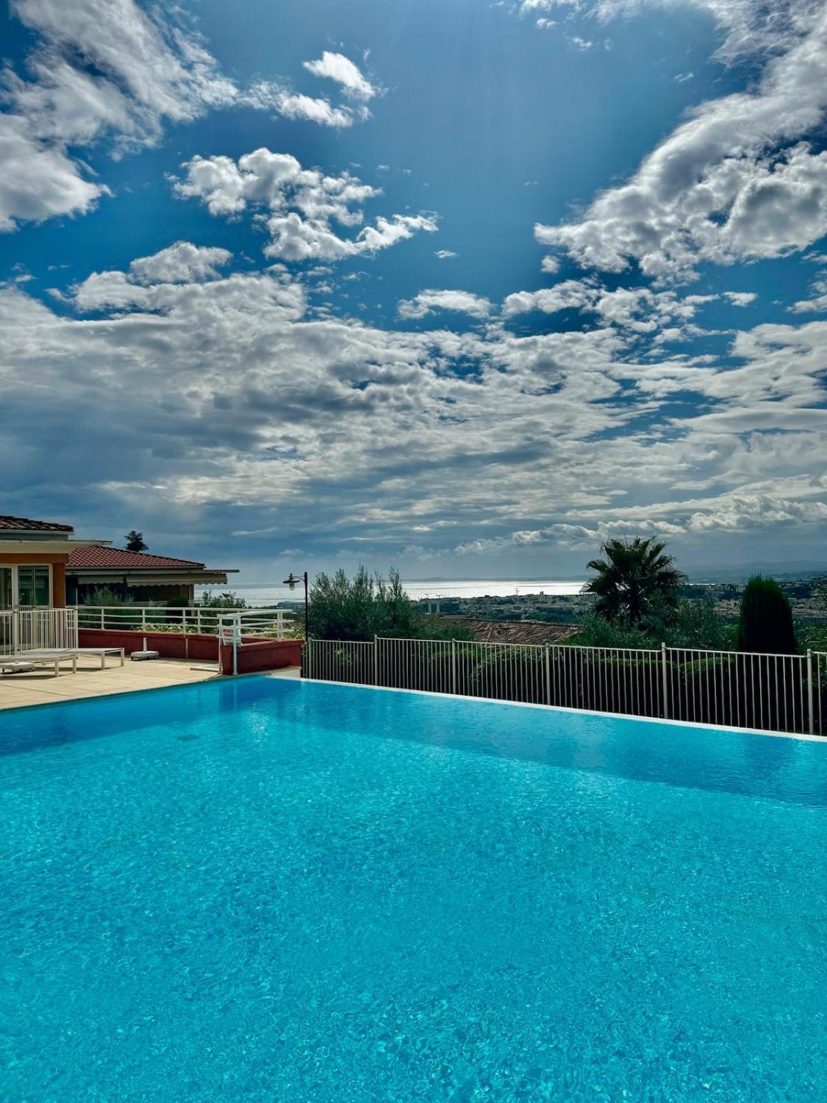 Dolce T2 Avec Clim, Piscine, Terrasse Et Garage *